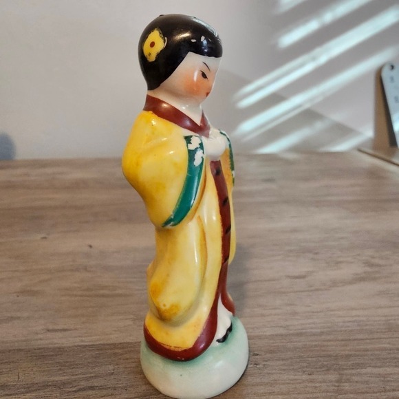 Vintage Japanese Women Salt Shaker Figurine Asian 4" Yellow Dress - Picture 7 of 8